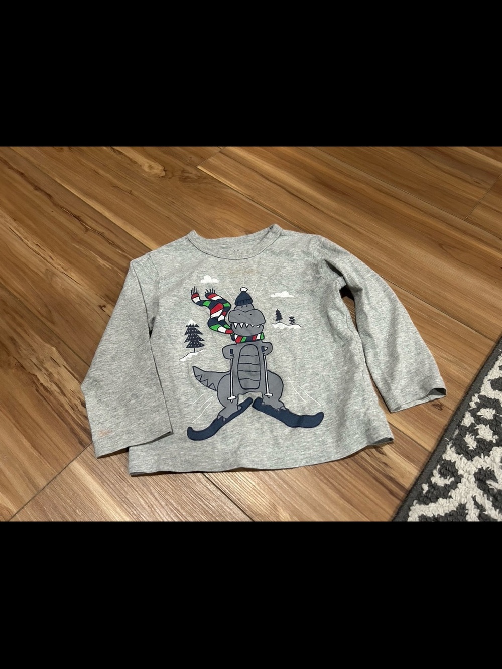 GAP Grey Long-Sleeve Tee with Skiing Dino Graphic Size 2T